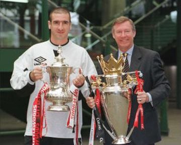 Alex Ferguson y Eric Cantona con la Copa FA y el Trofeo de la Premier League.