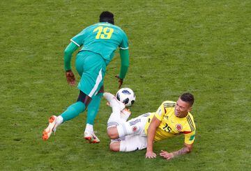 Mateus Uribe disputa el balón con el jugador de Senegal M'Baye Niang durante el partido Senegal-Colombia, del Grupo H del Mundial de Fútbol de Rusia 2018, en el Samara Arena de Samara, Rusia, hoy 28 de junio de 2018