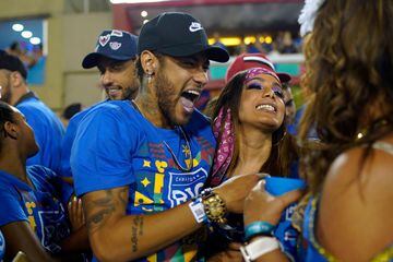 Neymar con la cantante brasileña Anitta en el Carnaval de Río de Janeiro 2019.