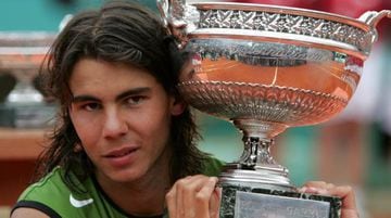 Rafa Nadal con su primer trofeo de Roland Garros.
