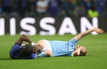 Chelsea's German defender Antonio Ruediger (L) and Manchester City's Belgian midfielder Kevin De Bruyne (R) lie on the field after being injured during the UEFA Champions League final football match between Manchester City and Chelsea at the Dragao stadiu