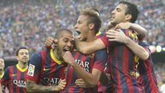 Los jugadores del Barcelona celebran el primer gol.