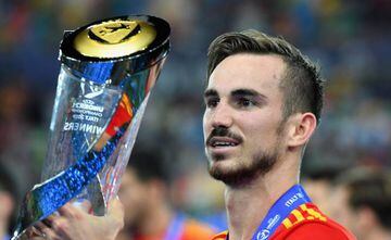 UDINE, ITALY - JUNE 30: Fabián Ruiz of Spain celebrates the victory with the trophy at the end the 2019 UEFA U-21 Final between Spain and Germanyat Stadio Friuli on June 30, 2019 in Udine, Italy. (Photo by Alessandro Sabattini/Getty Images)
