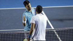 El australiano Nick Kyrgios y el serbio Novak Djokovic se saludan al t&eacute;rmino del partido de cuartos de final del Abierto Mexicano de Tenis en el puerto mexicano de Acapulco.