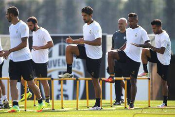 Juventus' midfielder Sami Khedira from Germany (C) and Juventus' defender Alex Sandro from Brazil takes part in a training session on the eve of the UEFA Champions League football match Dinamo Zagreb