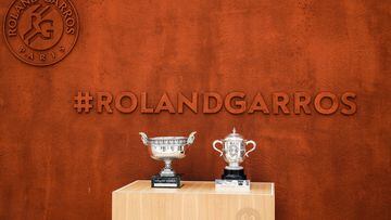 Paris (France), 22/05/2023.- Exhibition of the Roland Garros trophies in the men's and women's individual category during the French Open tennis tournament at Roland Garros in Paris, France, 22 May 2023. (Tenis, Abierto, Francia) EFE/EPA/TERESA SUAREZ
