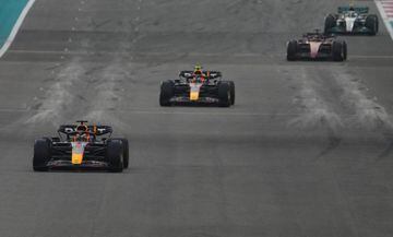 Max Verstappen de Red Bull seguido de su compañero  Sergio Pérez de Red Bull durante la carrerade Fórmula Uno de Abu Dabi en el Circuito Yas Marina.