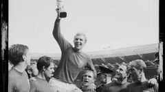 Bobby Moore levanta el trofeo &#039;Jules Rimet&#039; que acredita a Inglaterra como campeona del Mundo tras vencer a Alemania en la final de1966.