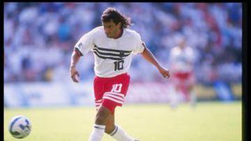 Considerado el mejor jugador de la historia de Bolivia. Jugó el Mundial de 1994 y fue subcampeón en la Copa América de 1997. 
