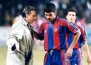 Johan Cruyff da instrucciones a Pep Guardiola durante su etapa como entrenador del FC Barcelona. El neerlandés dirigió el equipo catalán durante ocho temporadas (1988-1996). 