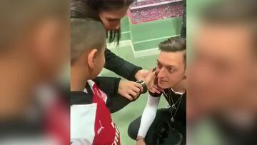 Por estos gestos los futbolistas se ganan el cielo: Özil y la tierna escena con un niño ciego