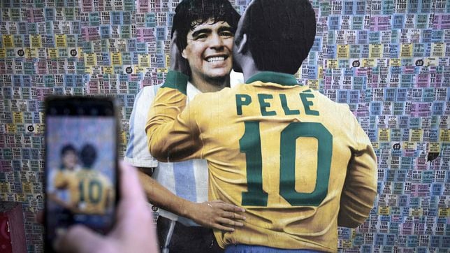 Pelé vs Maradona: Who won the most titles and what are the records?