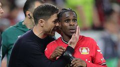 Leverkusen (Germany), 18/05/2023.- Leverkusen's head coach Xabi Alonso (L) talks to his player Jeremie Frimpong (R) during the UEFA Europa League semi final second leg soccer match between Bayer Leverkusen and AS Roma in Leverkusen, Germany, 18 May 2023. (Alemania) EFE/EPA/FRIEDEMANN VOGEL
