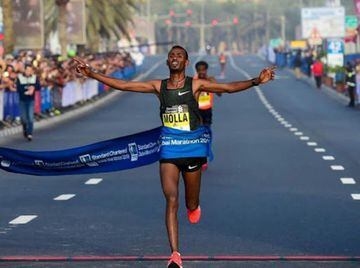 El único de los diez maratonianos más rápidos del mundo que no hizo su mejor marca en Europa. El etíope Molla se impuso en enero del pasado año en Dubái. Fue su único triunfo en esta modalidad la pasada campaña.