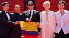 (From L) Colombian actor Juan Pablo Urrego, Thai director Apichatpong Weerasethakul, Colombian actor Elkin Diaz, British actress Tilda Swinton and French actress Jeanne Balibar pose with a Colombian flag reading &quot;SOS&quot; in support of anti-governments protests in Colombia as they arrive for the screening of the film &quot;Memoria&quot; at the 74th edition of the Cannes Film Festival in Cannes, southern France, on July 15, 2021. (Photo by John MACDOUGALL / AFP)