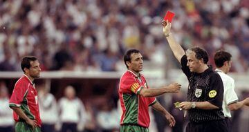 El búlgaro, Hristo Stoichkov es reconocido por su temperamento. En la Selección de Bulgaria y en el Barcelona siempre discutió con los árbitros, hoy en día sigue siendo polémico así como lo era cuando jugaba.  