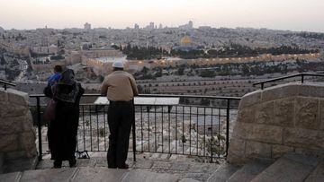Visitantes musulmanes miran las vistas desde el Templo del Monte en la ciudad vieja de Jerusal&eacute;n. La ciudad acoger&aacute; la salida del Giro de Italia 2018.