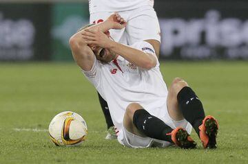 Sevillax92s Michael Krohn-Dehli reacts with an injury