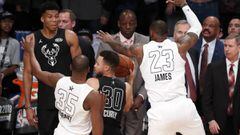 Kevin Durant y Stephen Curry impiden lanzar a Stephen Curry en la &uacute;ltima posesi&oacute;n del All Star Game de la NBA 2018.