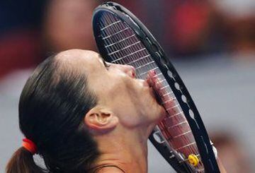 Jelena Jankovic besa la raqueta tras clasificarse para la final del Open de China 2013.