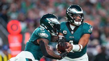 PHILADELPHIA, PENNSYLVANIA - SEPTEMBER 14: Jalen Hurts #1 of the Philadelphia Eagles hands the ball off to D'Andre Swift #0 during the second quarter against the Minnesota Vikings at Lincoln Financial Field on September 14, 2023 in Philadelphia, Pennsylvania.   Mitchell Leff/Getty Images/AFP (Photo by Mitchell Leff / GETTY IMAGES NORTH AMERICA / Getty Images via AFP)