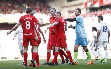 John Aldridge celebra el segundo gol red junto a Steven Gerrard y Dietmar Hamann.