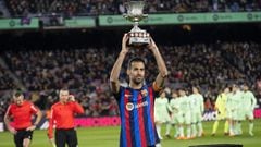 Sergio Busquets levanta el título de la Supercopa de España