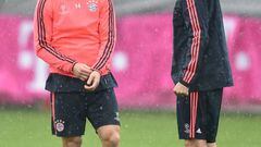 Bayern Munich's Spanish defender Javier Martinez (R) and his teammate and compatriot Bayern Munich's Spanish midfielder Xabi Alonso (L)