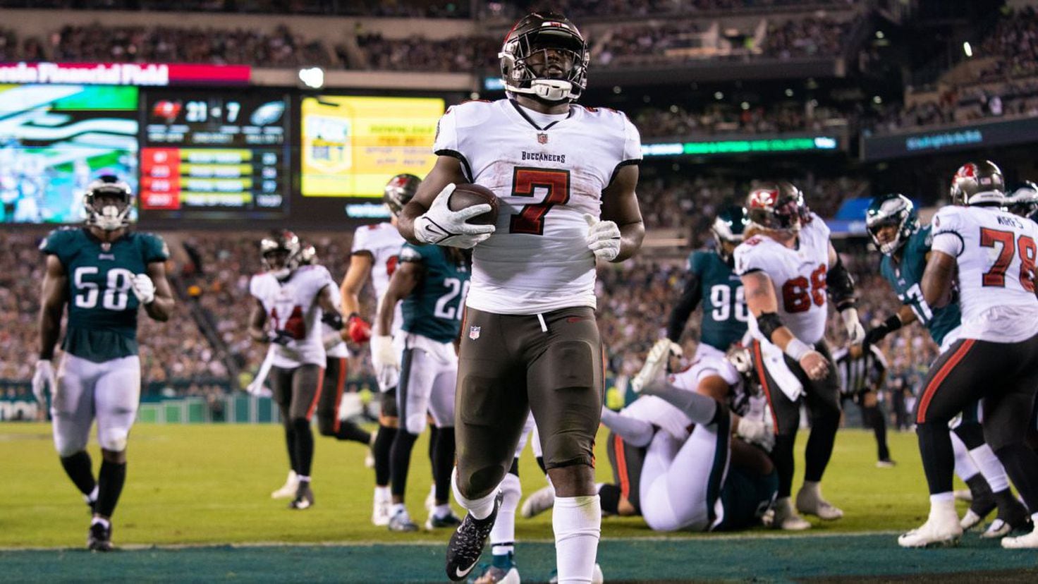 Eagles remain undefeated with win over Tampa Bay Buccaneers