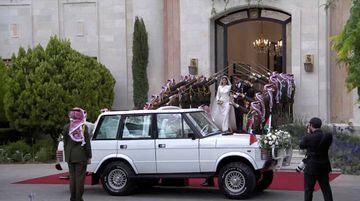 El príncipe heredero de Jordania Hussein y Rajwa Al Saif se van después de la ceremonia de su boda real en Amman.