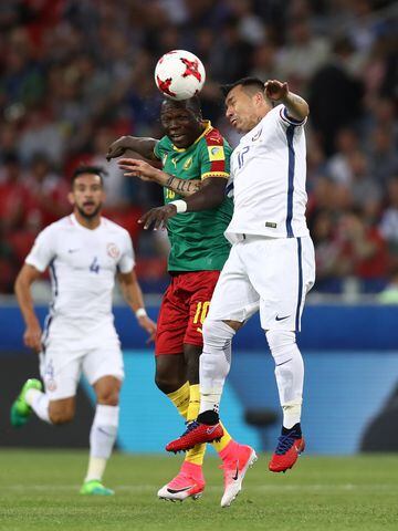 MOSCOW, RUSSIA - JUNE 18:  Gary Medel of Chile and Vincent Aboubakar of Cameroon compete for the ball during the  FIFA Confederations Cup Russia 2017 Group B match between Cameroon and Chile at Spartak Stadium on June 18, 2017 in Moscow, Russia.  (Photo by Buda Mendes/Getty Images)