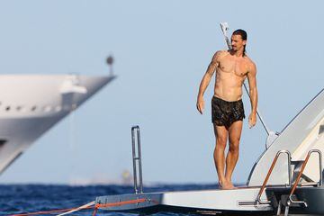 El delantero del conjunto de Milán Zlatan Ibrahimovic se en encuentra de vacaciones junto a su familia en Saint-Tropez, una localidad francesa que pertenece a la región de Provenza-Alpes-Costa Azul del sureste francés. El jugador sueco ha aprovechado su estancia en el gran yate para ejercitarse. 