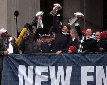 Tom Brady, el entrenador principal Bill Belichick y el defensa Devin McCourty, levantan los trofeos que consiguieron durante la Super Bowl LI.