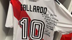 Gallardo le regala a Borja una camiseta con dedicatoria especial