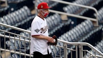 WASHINGTON, DC - JULY 23: Dr. Anthony Fauci, director of the National Institute of Allergy and Infectious Diseases walks to the field to throw out the ceremonial first pitch prior to the game between the New York Yankees and the Washington Nationals at Na