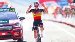 Remco Evenepoel celebra su victoria en Belagua, meta de la 14ª etapa de La Vuelta, tras una heroica escapada por los Pirineos. Foto: Sprint Cycling Agency
