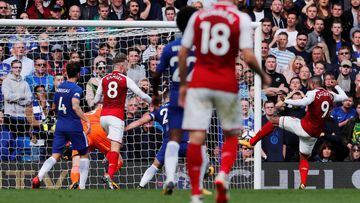 Soccer Football - Premier League - Chelsea vs Arsenal - Stamford Bridge, London, Britain - September 17, 2017   Arsenal&#039;s Alexandre Lacazette misses a chance to score     REUTERS/Eddie Keogh    EDITORIAL USE ONLY. No use with unauthorized audio, vide