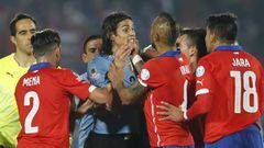 Las 7 polémicas más grandes en partidos de Chile y Uruguay