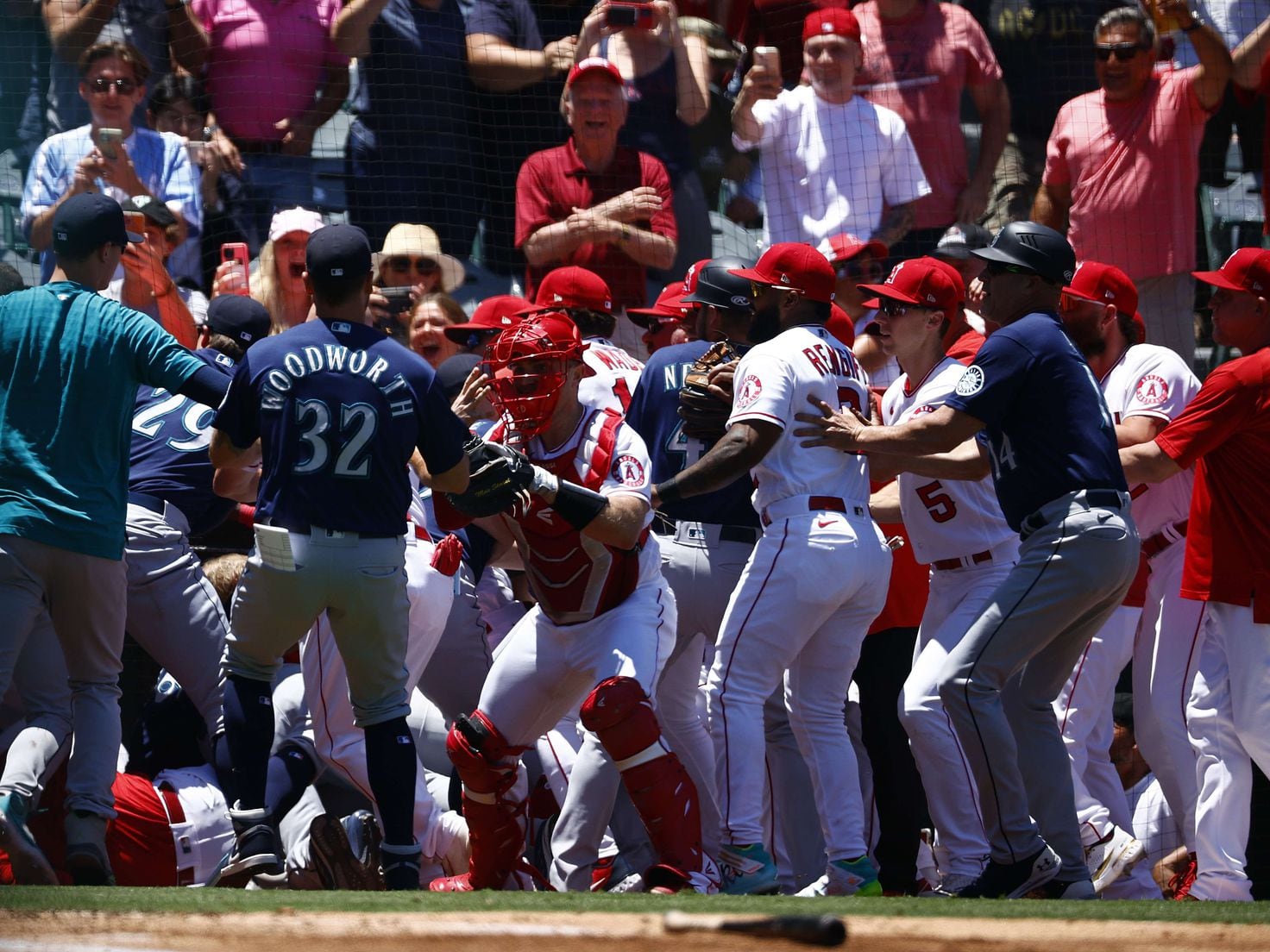 Angels, Mariners players throw punches in benches-clearing brawl