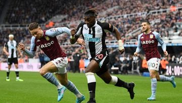 Newcastle United's French midfielder Allan Saint-Maximin (C) vies with Aston Villa's English defender Matty Cash (2nd L) during the English Premier League football match between Newcastle United and Aston Villa at St James' Park in Newcastle-upon-Tyne, north east England on February 13, 2022. (Photo by Oli SCARFF / AFP) / RESTRICTED TO EDITORIAL USE. No use with unauthorized audio, video, data, fixture lists, club/league logos or 'live' services. Online in-match use limited to 120 images. An additional 40 images may be used in extra time. No video emulation. Social media in-match use limited to 120 images. An additional 40 images may be used in extra time. No use in betting publications, games or single club/league/player publications. / 