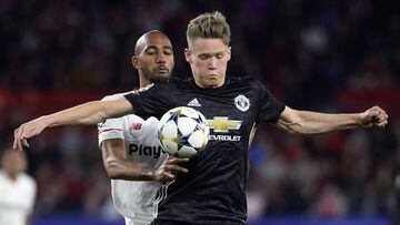 Manchester United&#039;s English midfielder Scott McTominay (R) vies for the ball with Sevilla&#039;s French midfielder Steven N&#039;Zonzi (L) during the UEFA Champions League round of 16 first leg football match Sevilla FC against Manchester United at t