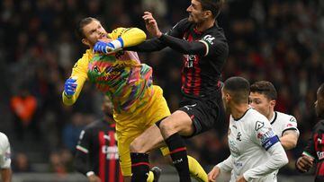 MILAN, ITALY - NOVEMBER 05:  Matteo Gabbia of AC Milan competes for the ball with Bartlomiej Dragowski of Spezia Calcio during the Serie A match between AC MIlan and Spezia Calcio at Stadio Giuseppe Meazza on November 05, 2022 in Milan, Italy. (Photo by Claudio Villa/AC Milan via Getty Images)