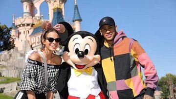 Neymar and Mickey Mouse party in Disneyland Paris