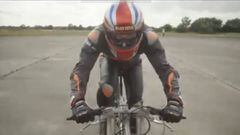 Neil Campbell, durante su tentativa de superar la mayor velocidad jam&aacute;s alcanzada en bicicleta.