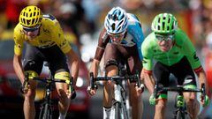 Chris Froome, Romain Bardet y Rigoberto Ur&aacute;n esprintar por la segunda plaza de la 17&ordf; etapa del Tour de Francia.