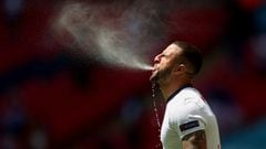 Kyle Walker, defensa de la selección de Inglaterra, escupe agua antes del partido de la Eurocopa que enfrentó a su equipo con Croacia en el estadio de Wembley, y que terminó con triunfo inglés (1-0). El lateral derecho expulsa el agua con ímpetu, acaso tratando de purificar al máximo su organismo para optimizar su rendimiento.