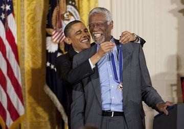 Barack Obama condecorando a Bill Russell con la Medalla de la Libertad en 2011.