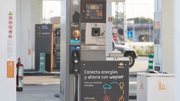 Surtidores en una gasolinera, a 27 de agosto de 2023, en Madrid (España). El precio medio de los carburantes ha encadenado su séptima semana consecutiva de subidas, lo que ha llevado al litro de gasolina a superar la cota de los 1,7 euros y al del gasóleo a rebasar los 1,6 euros. La gasolina se ha encarecido esta semana un uno por ciento con respecto a hace siete días, para situarse en los 1,709 euros por litro, su valor máximo en lo que va de 2023 y el más alto desde finales de noviembre, aunque entonces estaba vigente la subvención de 20 céntimos por litro implantada por el Gobierno por la crisis por la guerra en Ucrania.
27 AGOSTO 2023;GASOLINA;PRECIO;ECONOMÍA;GASOIL;DIESEL;REPSOL
Jesús Hellín   / Europa Press
27/08/2023