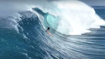 Billy Kemper realizando el drop en una ola gigante en Jaws, en enero del 2023. 