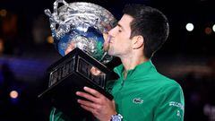 Novak Djokovic besa el trofeo Norman Brookes como campe&oacute;n del Open de Australia tras ganar en la final a Dominic Thiem.